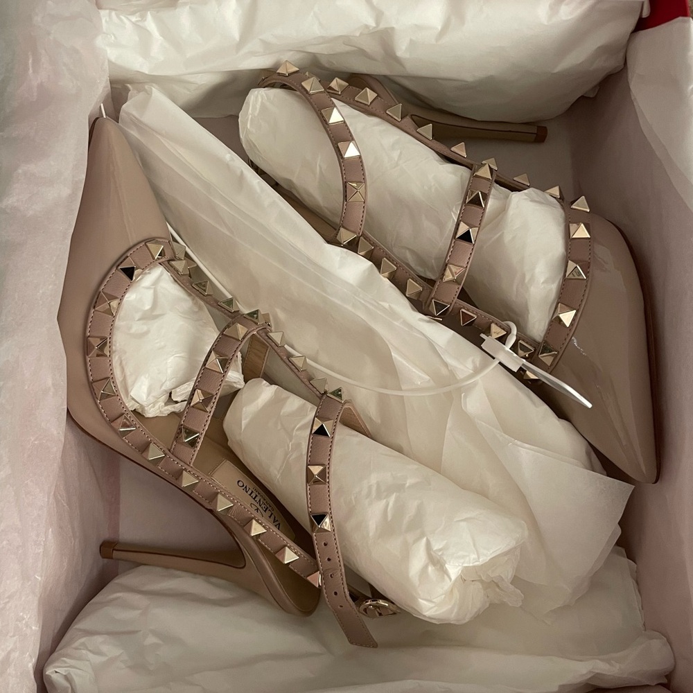 Brand NEW- Valentino Garavani Rockstud ankle strap pump in patent leather